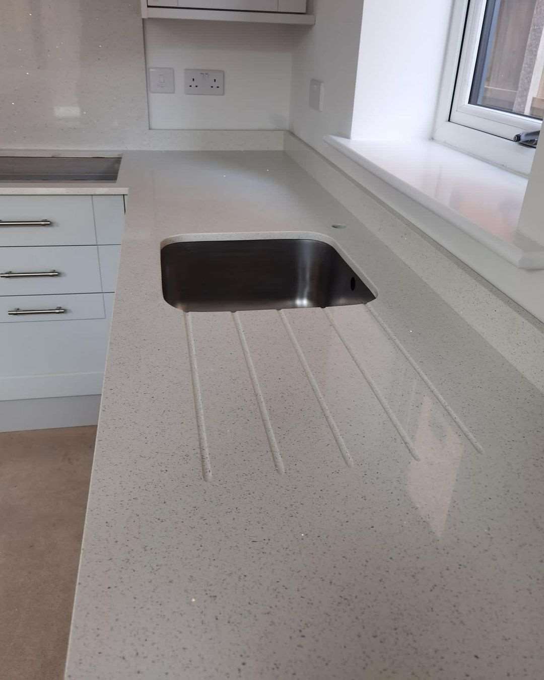 White Diamond Mirror Quartz Kitchen worktops with drainer grooves