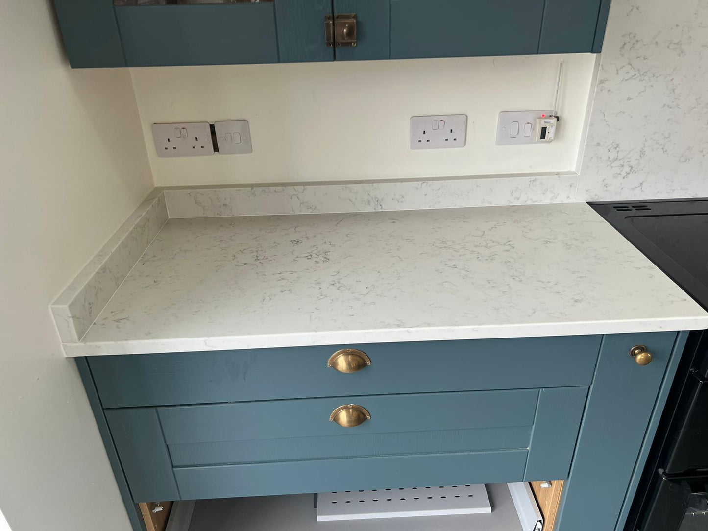 Carrara White quartz kitchen worktop with a soft white hue and smoky grey veins.