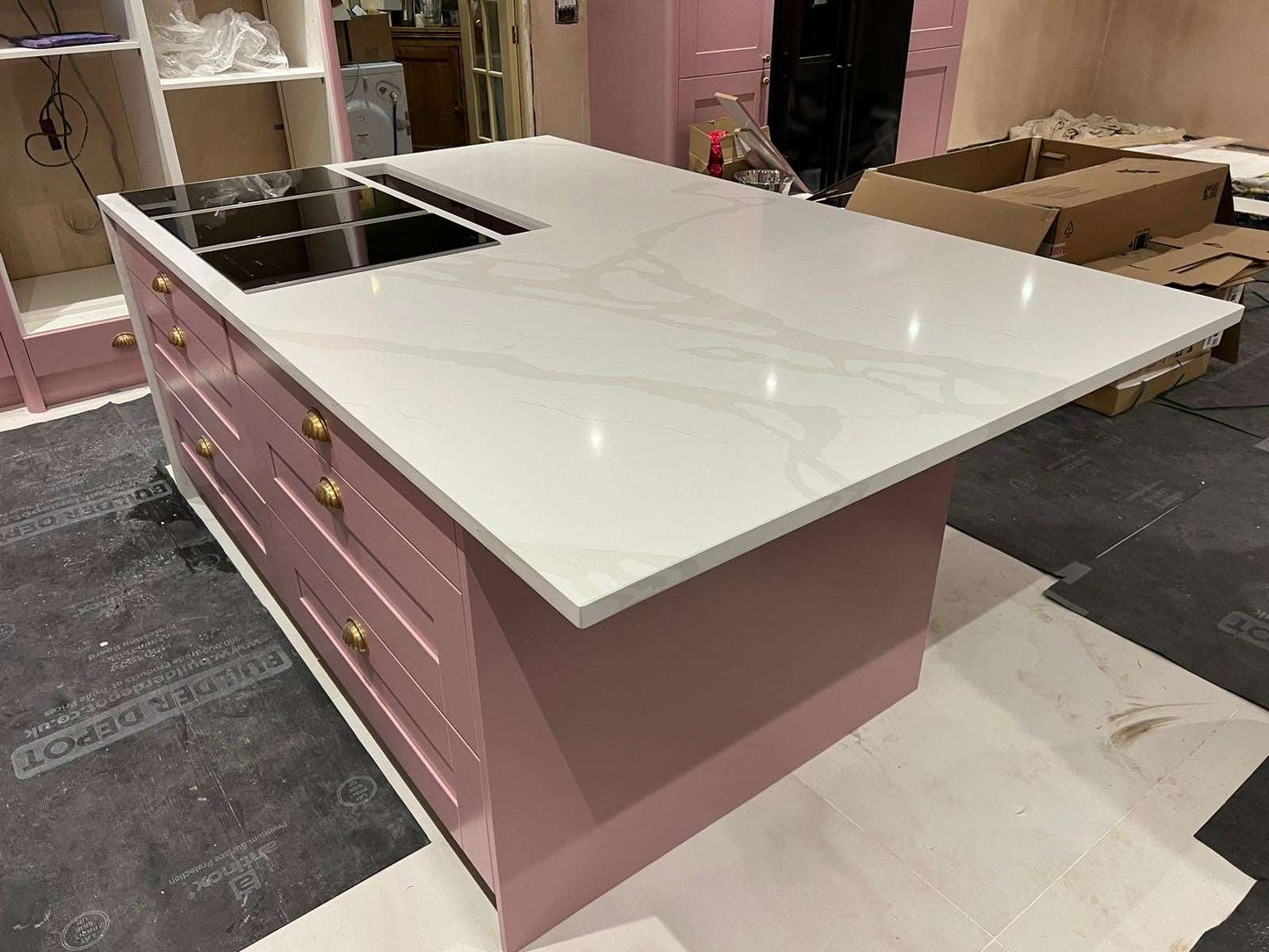Calacatta Light quartz kitchen worktops with pink cabinetry