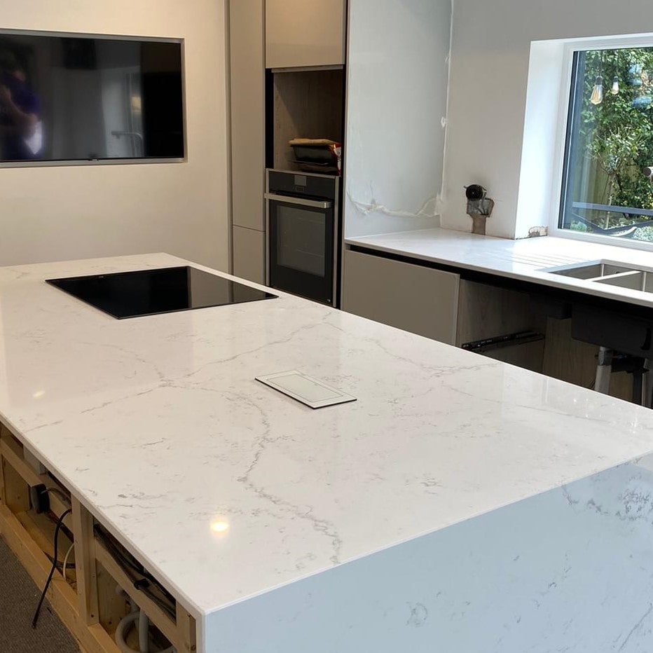 Fugen Avalanche soft white Quartz kitchen worktops with faint veining in a grey colour.